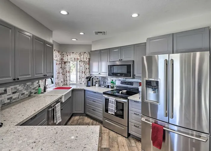 Bullhead Pad With Pool And Patio Near River Holiday home *